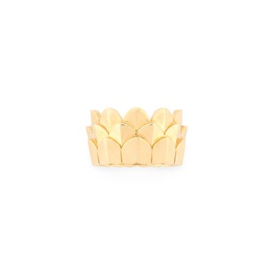 gros plan d'une bague en or sur fond blanc