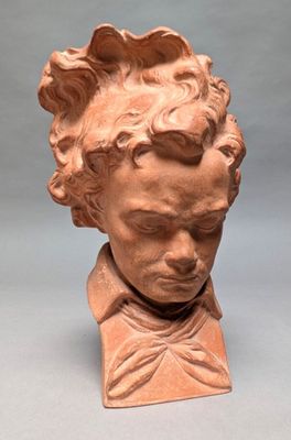 une image représentant un buste en argile d'un jeune garçon aux cheveux bouclés
