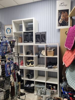 une pièce remplie d'une multitude de chaussures et d'autres objets