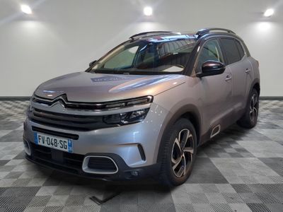 le nouveau suv de citrole est garé sur un sol en damier