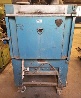 une machine bleue qui se trouve dans un entrepôt