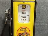 une pompe à essence jaune posée sur une table