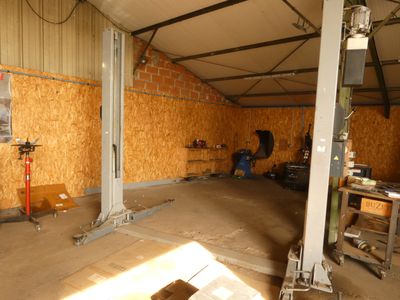une photo d'un homme travaillant dans un garage