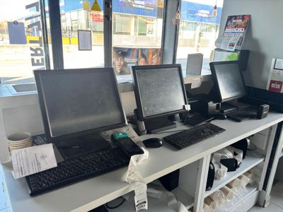 Un lot de trois postes de commandes : avec une unité centrale THINKSIS