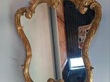 un miroir accroché au mur d'une pièce