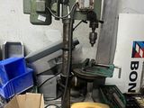 une machine posée sur une table dans une pièce