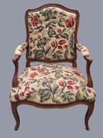 Fauteuil dit "à la reine", en bois mouluré ciré, le dossier …