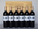 six bouteilles de vin rouge sont alignées devant une caisse en bois