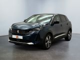 La voiture bleue est garée dans une pièce aux murs blancs.
