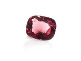 une tourmaline rose taillée en coussin sur fond blanc