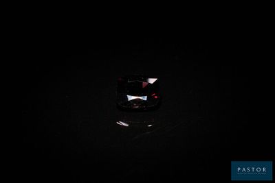 un diamant noir dans l'obscurité, éclairé par la lumière