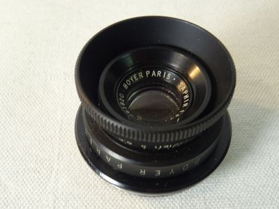 un gros plan sur l'objectif d'un appareil photo posé sur une table
