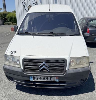 une camionnette blanche garée dans un parking