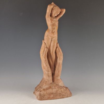 statue d'une femme levant les mains en l'air