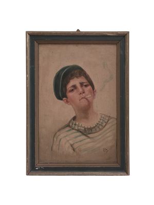 portrait d'un jeune garçon portant une chemise rayée et un béret vert
