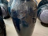 de nombreux vases posés sur une table