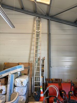 une échelle appuyée contre un mur dans un garage