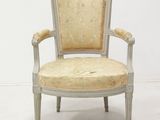 une image représentant une chaise blanche dont l'assise est recouverte d'un tissu beige