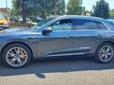L'Audi QX est garée sur un parking aux côtés d'autres voitures