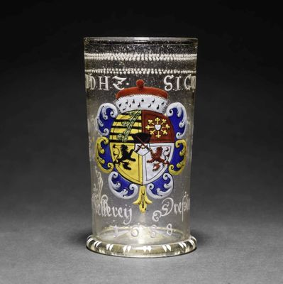 une photo d'un verre orné d'un blason