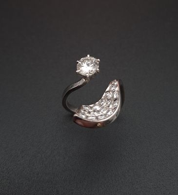 Bague moderniste en or blanc 18K (750‰) ornée d'un diamant t…