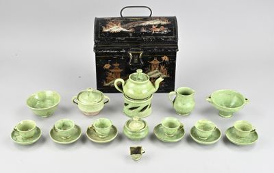 une image représentant un service à thé vert avec des tasses et des soucoupes