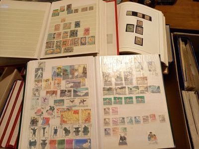 beaucoup de timbres sur les pages d'un livre