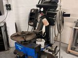 une machine qui se trouve dans une pièce avec de nombreux outils
