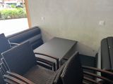 des chaises et une table dans une pièce avec un mur et une fenêtre