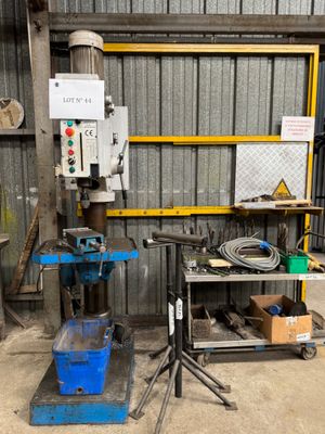une machine qui se trouve dans un garage