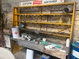un établi sur lequel sont posés de nombreux outils, dans un garage
