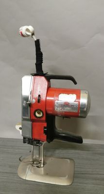 une machine rouge et argent posée sur une table