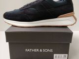 Les chaussures New Balance sont dans le colis et prêtes à être expédiées.