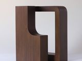 une image représentant une table en bois avec un plateau de forme carrée