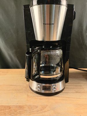 une cafetière posée sur une table en bois
