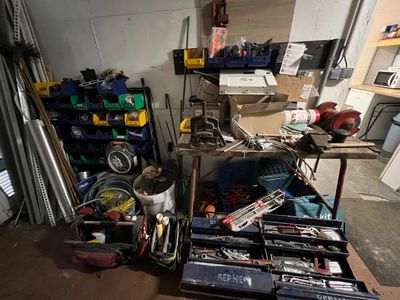 un garage rempli d'outils