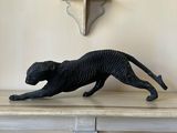 une statue représentant un chat posée sur une table