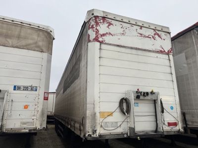 deux semi-remorques garées côte à côte sur un parking