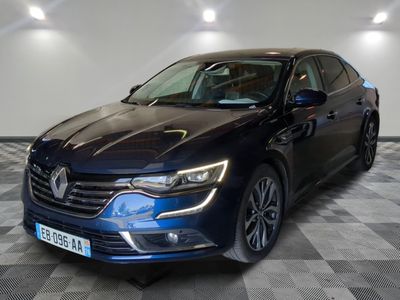 la voiture bleue est garée sur un sol en damier dans le garage