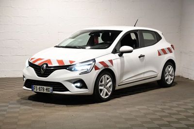 la voiture blanche est garée dans un garage dont le sol est recouvert de carreaux