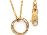 un gros plan sur un collier en or et une bague en or suspendus à une chaîne