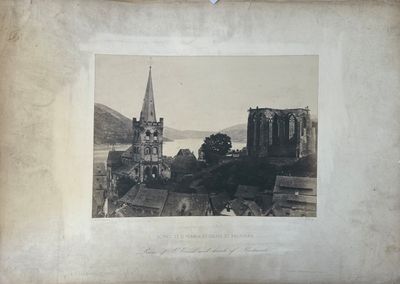 une vieille photo d'une église avec un clocher en arrière-plan