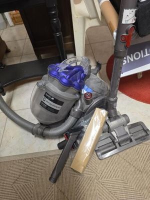 un aspirateur posé sur le sol à côté d'une chaise