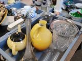 un plateau rempli d'assiettes et de tasses posé sur une table