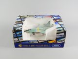une image représentant une boîte contenant une maquette d'avion de chasse