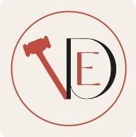 le logo d'une entreprise de construction avec un marteau au centre