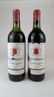 deux bouteilles de vin rouge posées l'une à côté de l'autre sur une table