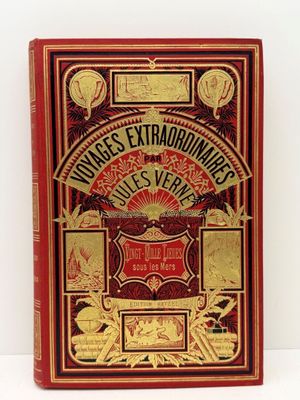 un livre rouge et doré sur lequel figure l'image d'un oiseau