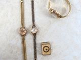 deux bagues, un bracelet, une bague et une montre posés sur une table