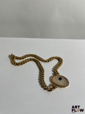 gros plan d'un collier sur une table à fond blanc